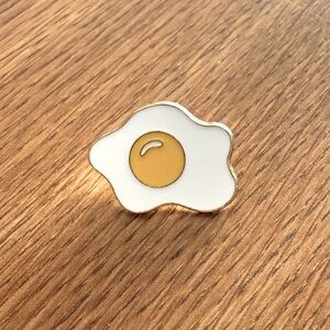 Women’s Jewelry Fashion Fried White Egg Enamel Pin with Hints of Yellow and Gold